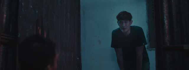 Huy Khánh sợ hãi chạy thoát thân trong trailer đầu tiên của siêu phẩm ma hài Lật Mặt: Nhà Có Khách - Ảnh 1.