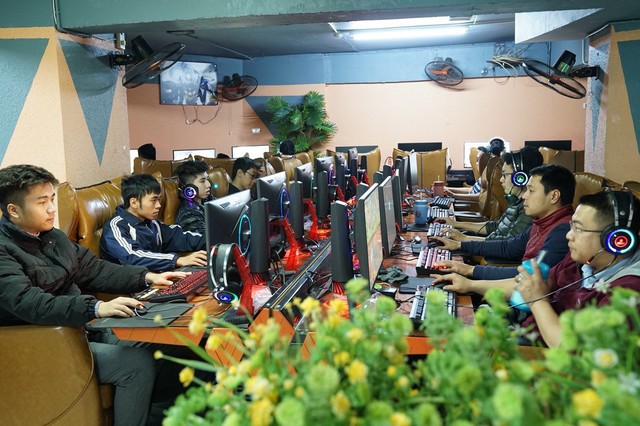 Xuất hiện cyber game chịu chơi gần 300 máy dùng toàn màn hình 240Hz xịn đét tại Hà Nội - Ảnh 1.