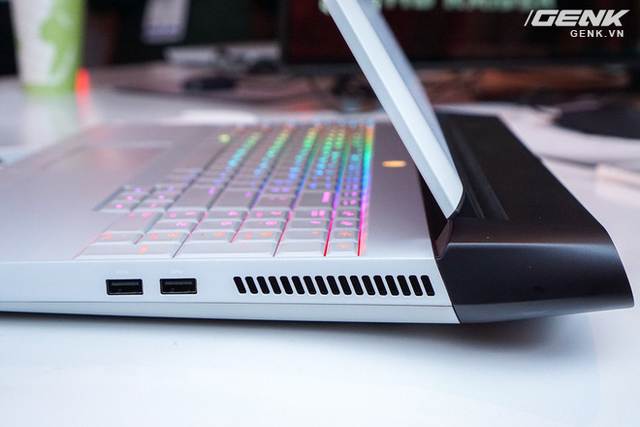 [CES 2019] Dell trình làng laptop Alienware Area m51 với cấu hình khủng, thiết kế cyberpunk, giá từ 2.550 USD - Ảnh 3.