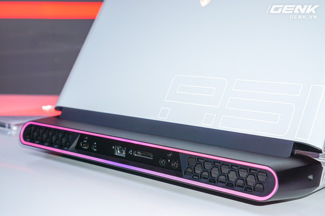 [CES 2019] Dell trình làng laptop Alienware Area m51 với cấu hình khủng, thiết kế cyberpunk, giá từ 2.550 USD - Ảnh 4.