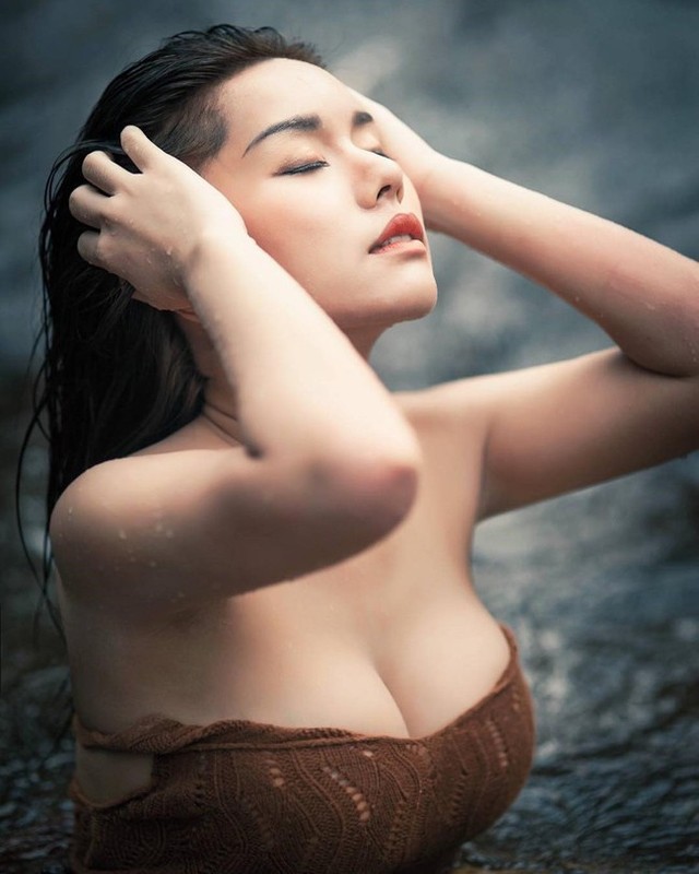 Đổi đời nhờ khoe vòng một khi đứng bán bánh, cô nàng hot girl khiến anh em phải than thở chỉ biết ước - Ảnh 1.