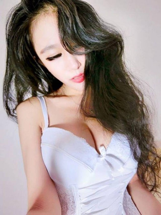 Diện đồ quá sexy và thiếu vải, đây là những nữ streamer đã bị bay màu kênh chỉ sau một nốt nhạc - Ảnh 6.