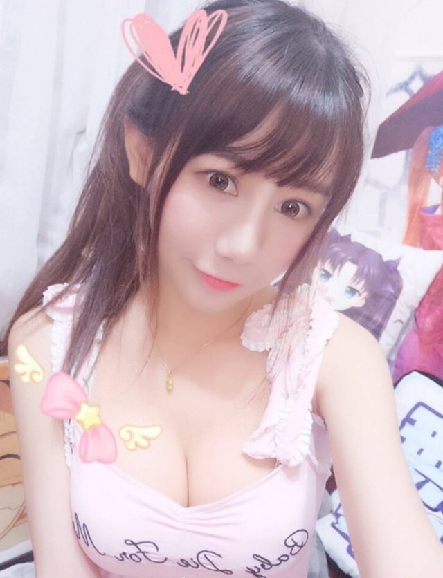 Diện đồ quá sexy và thiếu vải, đây là những nữ streamer đã bị bay màu kênh chỉ sau một nốt nhạc - Ảnh 8.