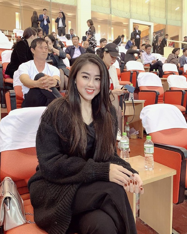 Nữ CĐV xinh đẹp xuất hiện trên khán đài trận Việt Nam - UAE: Tưởng người lạ hóa ra người quen, từng làm việc cùng Trâm Anh - Ảnh 3.
