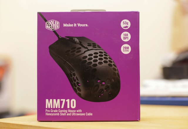Trên tay chuột gaming nhẹ nhất thế giới CoolerMaster MM710: Cầm như không cầm, tuyệt phẩm cho những ai ra mồ hôi tay - Ảnh 1.