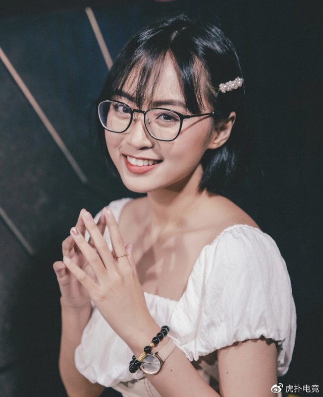LMHT - MC Minh Nghi lại được báo chí Trung Quốc ca ngợi: Cô nàng trông thật gợi cảm và dễ thương với mái tóc ngắn - Ảnh 3.