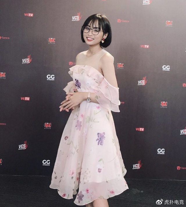 LMHT - MC Minh Nghi lại được báo chí Trung Quốc ca ngợi: Cô nàng trông thật gợi cảm và dễ thương với mái tóc ngắn - Ảnh 6.