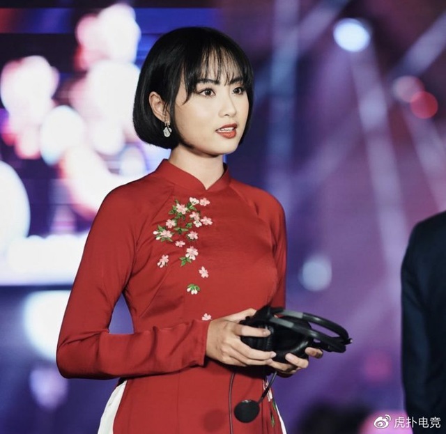 LMHT - MC Minh Nghi lại được báo chí Trung Quốc ca ngợi: Cô nàng trông thật gợi cảm và dễ thương với mái tóc ngắn - Ảnh 7.