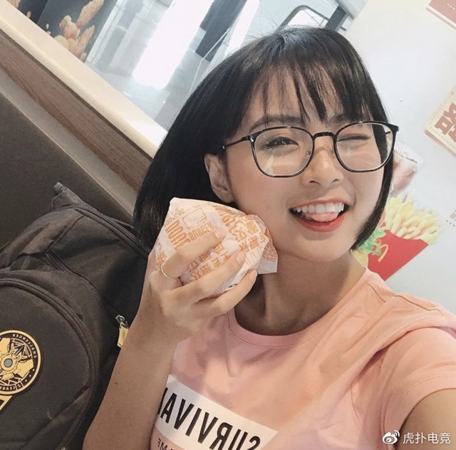 LMHT - MC Minh Nghi lại được báo chí Trung Quốc ca ngợi: Cô nàng trông thật gợi cảm và dễ thương với mái tóc ngắn - Ảnh 10.
