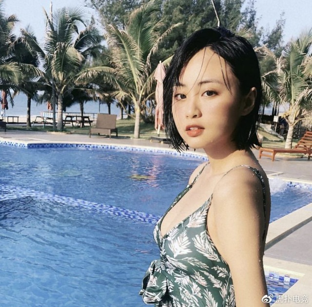 LMHT - MC Minh Nghi lại được báo chí Trung Quốc ca ngợi: Cô nàng trông thật gợi cảm và dễ thương với mái tóc ngắn - Ảnh 16.