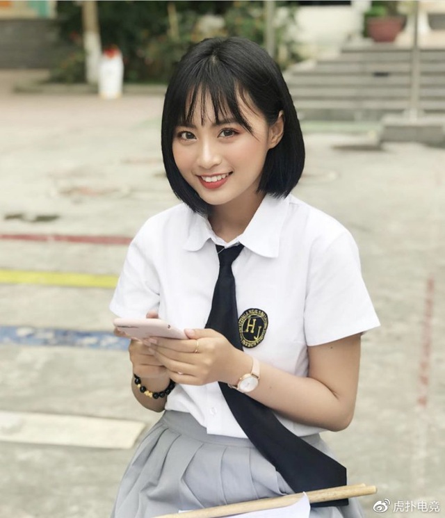LMHT - MC Minh Nghi lại được báo chí Trung Quốc ca ngợi: Cô nàng trông thật gợi cảm và dễ thương với mái tóc ngắn - Ảnh 19.