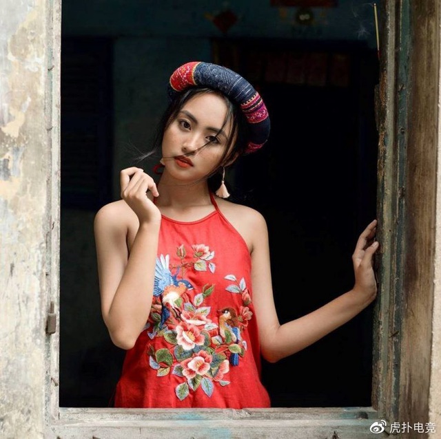 LMHT - MC Minh Nghi lại được báo chí Trung Quốc ca ngợi: Cô nàng trông thật gợi cảm và dễ thương với mái tóc ngắn - Ảnh 21.