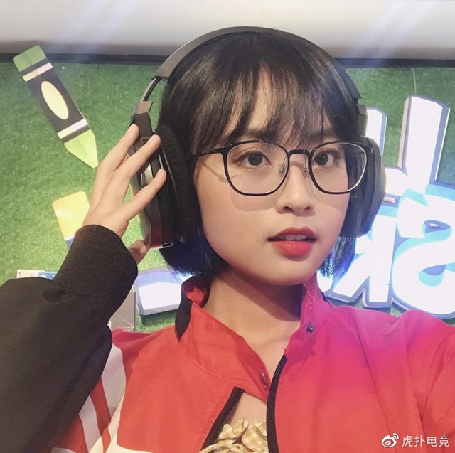 LMHT - MC Minh Nghi lại được báo chí Trung Quốc ca ngợi: Cô nàng trông thật gợi cảm và dễ thương với mái tóc ngắn - Ảnh 23.
