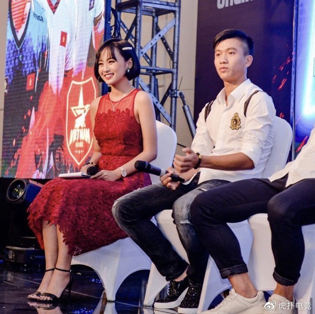 LMHT - MC Minh Nghi lại được báo chí Trung Quốc ca ngợi: Cô nàng trông thật gợi cảm và dễ thương với mái tóc ngắn - Ảnh 24.