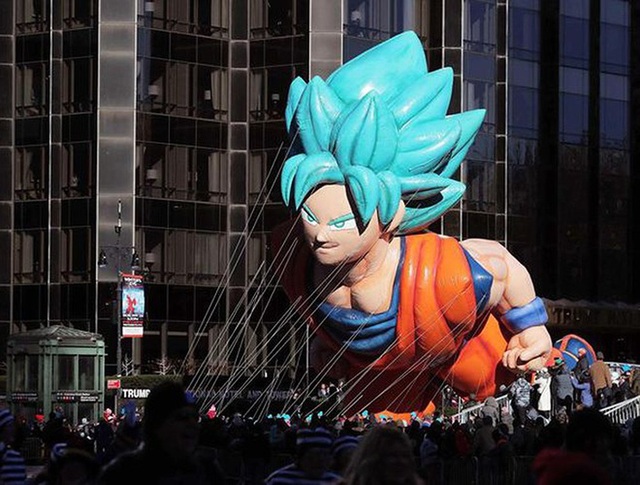 Son Goku siêu to khổng lồ tiếp tục xuất hiện trong ngày lễ tạ ơn tại Mỹ - Ảnh 1.