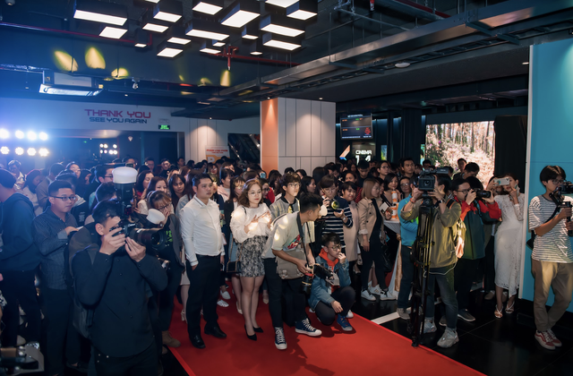 Không quản ngại mưa gió, fan Mắt Biếc vẫn vây kín rạp chiếu phim ủng hộ buổi Premiere tại Hà Nội - Ảnh 10.