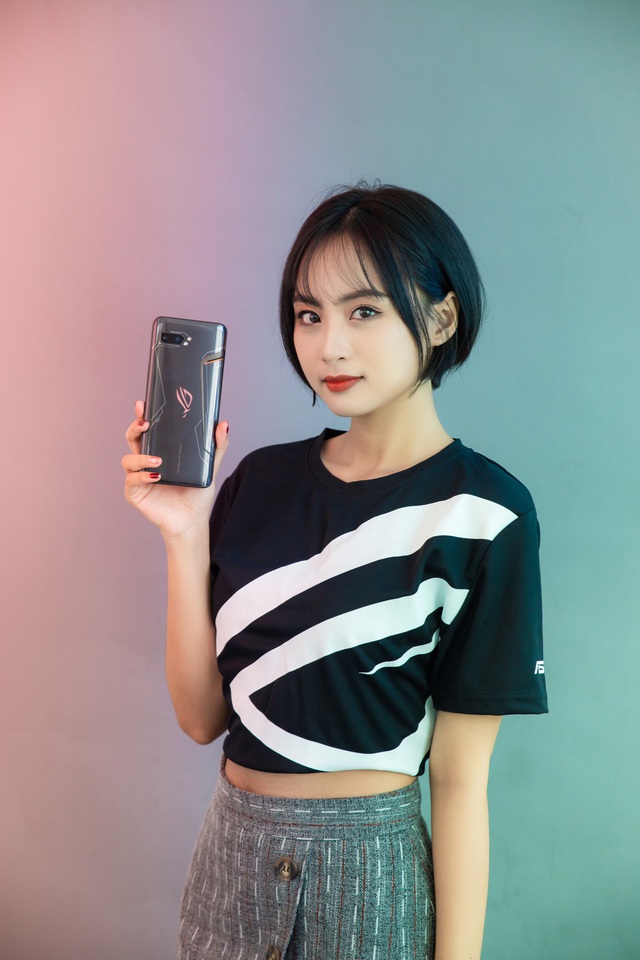Ngắm bộ ảnh 2 mỹ nữ game thủ Minh Nghi và Hạ Mi đọ dáng bên smartphone chiến game ngon nhất 2019 - Ảnh 3.