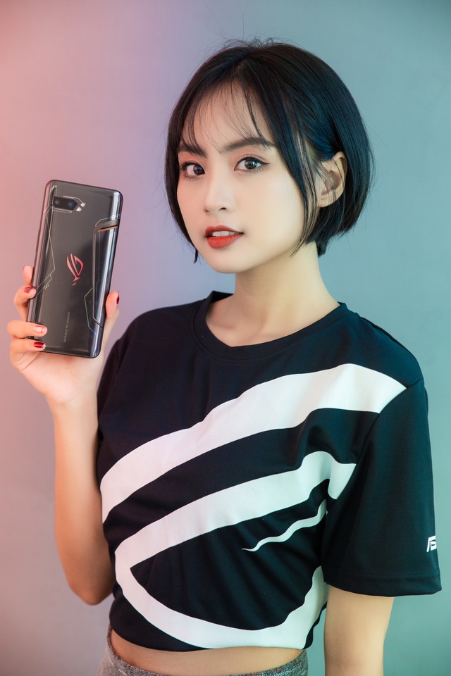 Ngắm bộ ảnh 2 mỹ nữ game thủ Minh Nghi và Hạ Mi đọ dáng bên smartphone chiến game ngon nhất 2019 - Ảnh 2.