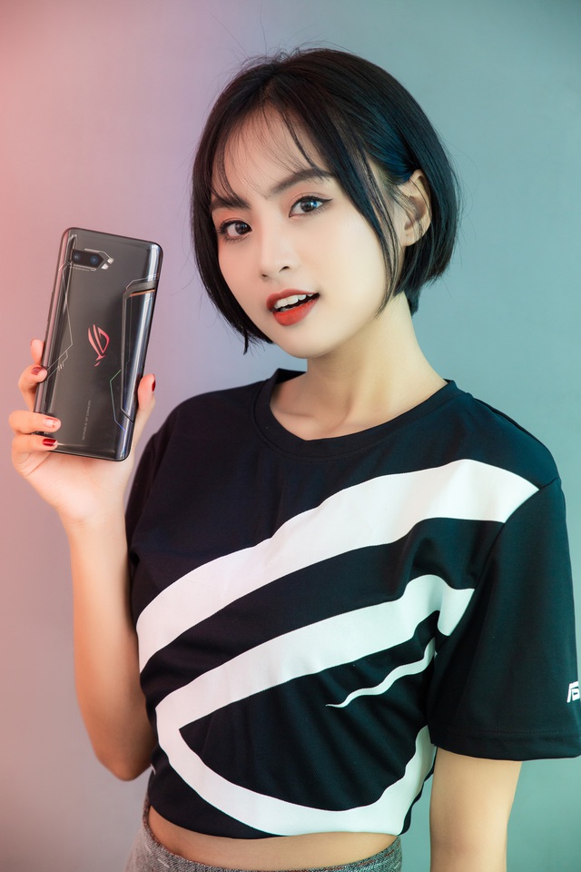 Ngắm bộ ảnh 2 mỹ nữ game thủ Minh Nghi và Hạ Mi đọ dáng bên smartphone chiến game ngon nhất 2019 - Ảnh 1.
