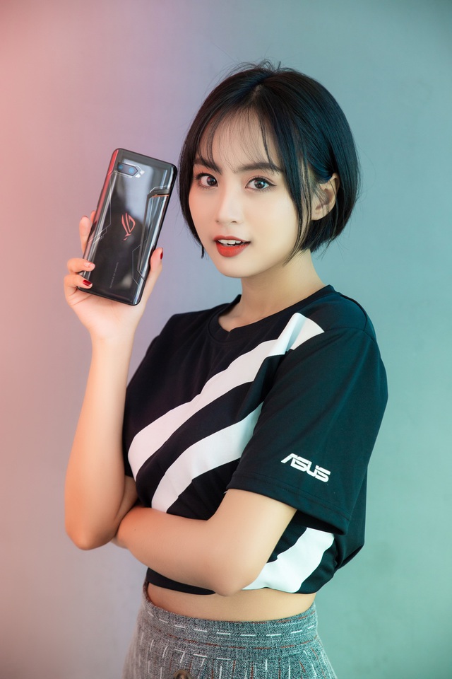 Ngắm bộ ảnh 2 mỹ nữ game thủ Minh Nghi và Hạ Mi đọ dáng bên smartphone chiến game ngon nhất 2019 - Ảnh 12.