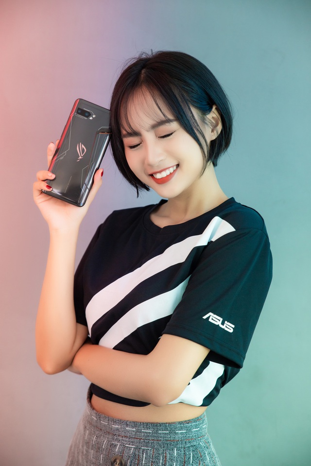 Ngắm bộ ảnh 2 mỹ nữ game thủ Minh Nghi và Hạ Mi đọ dáng bên smartphone chiến game ngon nhất 2019 - Ảnh 11.