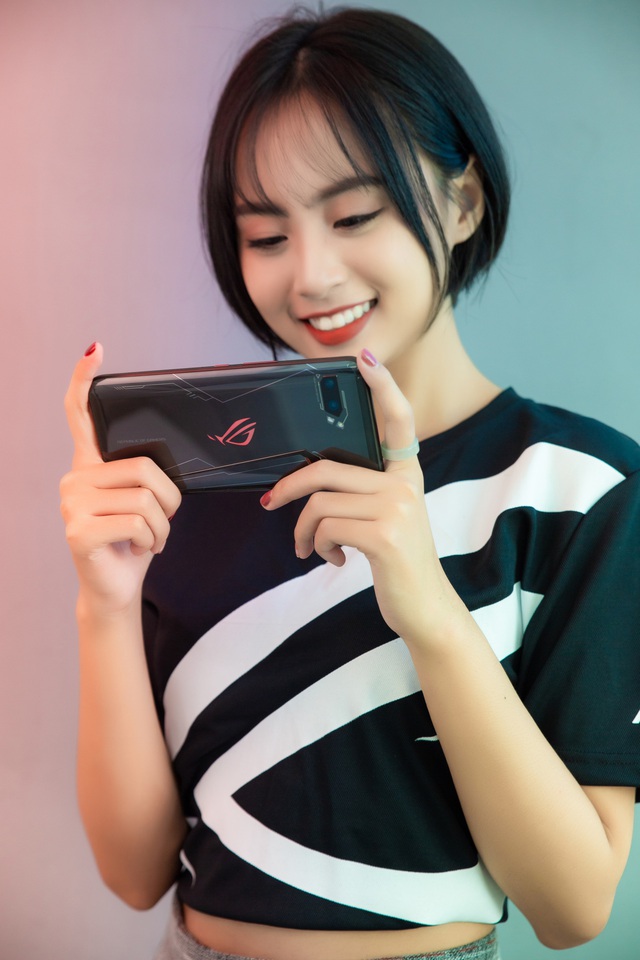 Ngắm bộ ảnh 2 mỹ nữ game thủ Minh Nghi và Hạ Mi đọ dáng bên smartphone chiến game ngon nhất 2019 - Ảnh 10.