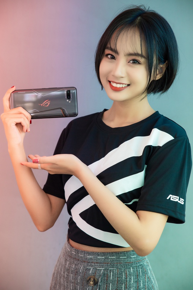 Ngắm bộ ảnh 2 mỹ nữ game thủ Minh Nghi và Hạ Mi đọ dáng bên smartphone chiến game ngon nhất 2019 - Ảnh 8.