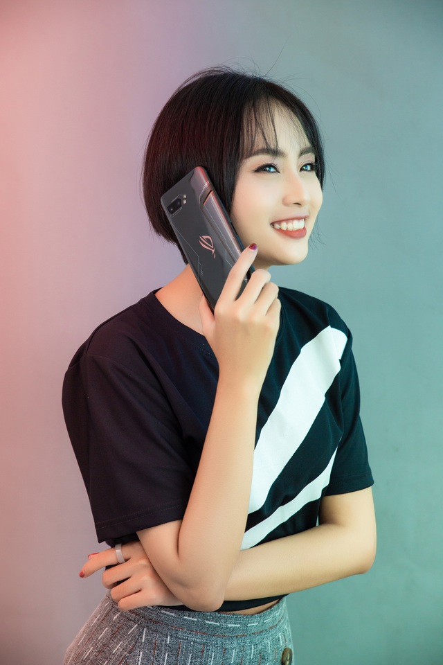 Ngắm bộ ảnh 2 mỹ nữ game thủ Minh Nghi và Hạ Mi đọ dáng bên smartphone chiến game ngon nhất 2019 - Ảnh 7.