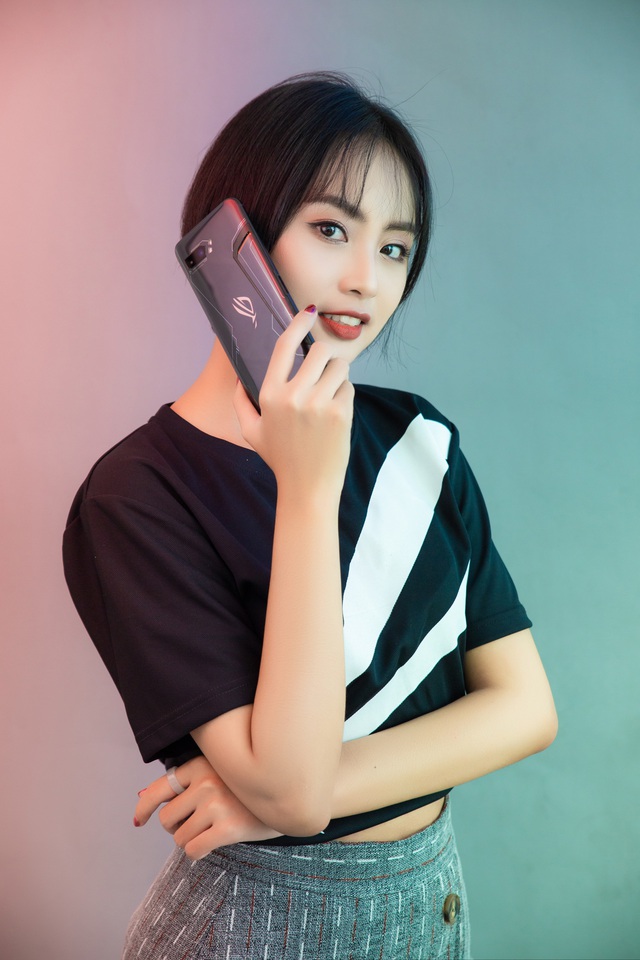 Ngắm bộ ảnh 2 mỹ nữ game thủ Minh Nghi và Hạ Mi đọ dáng bên smartphone chiến game ngon nhất 2019 - Ảnh 6.