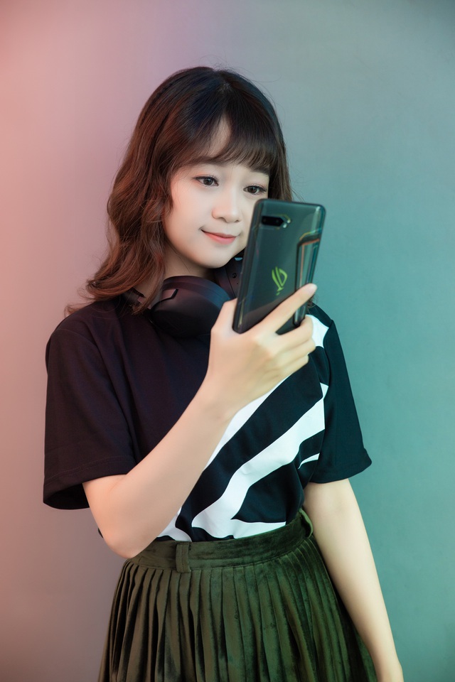 Ngắm bộ ảnh 2 mỹ nữ game thủ Minh Nghi và Hạ Mi đọ dáng bên smartphone chiến game ngon nhất 2019 - Ảnh 19.