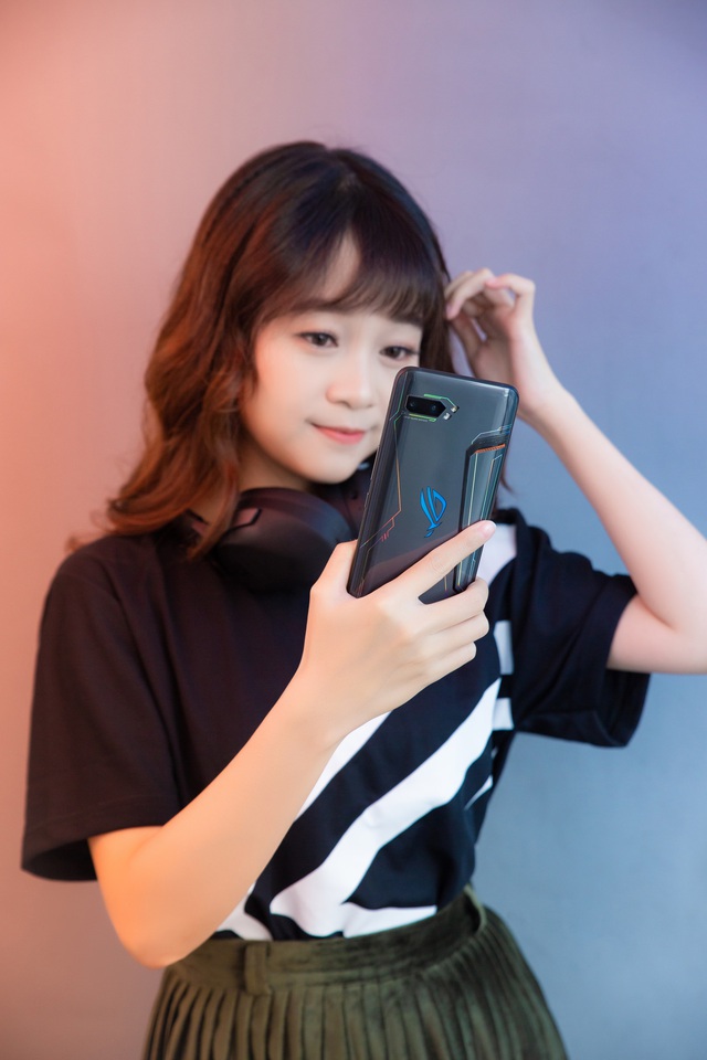 Ngắm bộ ảnh 2 mỹ nữ game thủ Minh Nghi và Hạ Mi đọ dáng bên smartphone chiến game ngon nhất 2019 - Ảnh 18.