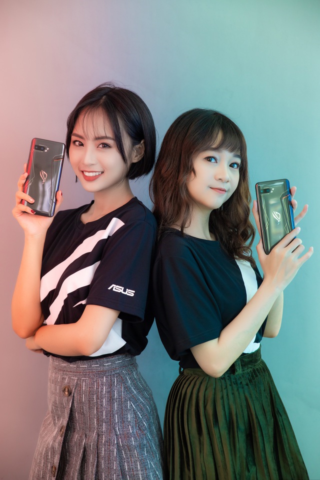 Ngắm bộ ảnh 2 mỹ nữ game thủ Minh Nghi và Hạ Mi đọ dáng bên smartphone chiến game ngon nhất 2019 - Ảnh 23.