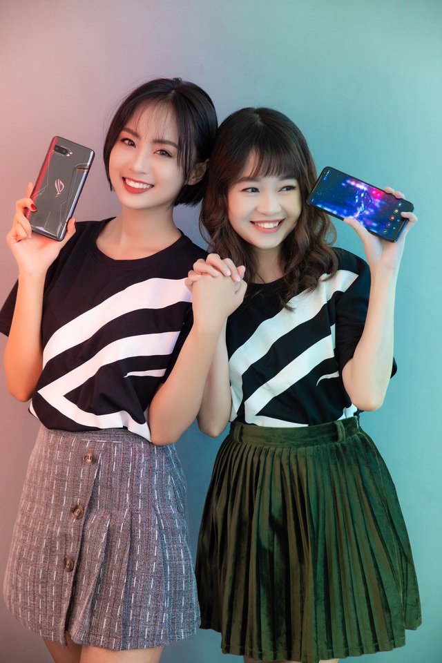 Ngắm bộ ảnh 2 mỹ nữ game thủ Minh Nghi và Hạ Mi đọ dáng bên smartphone chiến game ngon nhất 2019 - Ảnh 21.
