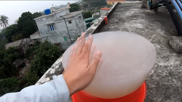 Học bà Tân Vlog, NTN nấu thạch siêu to khổng lồ nặng 30kg, rồi lại tiếp tục mang thả từ trên cao xuống khiến nhiều người phẫn nộ - Ảnh 6.