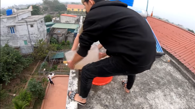 Học bà Tân Vlog, NTN nấu thạch siêu to khổng lồ nặng 30kg, rồi lại tiếp tục mang thả từ trên cao xuống khiến nhiều người phẫn nộ - Ảnh 7.