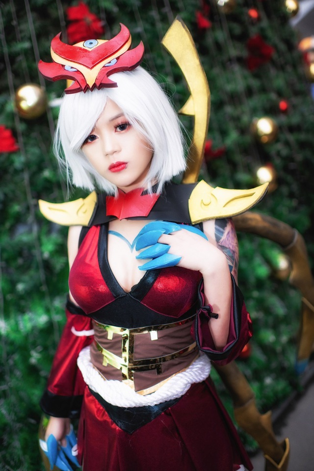 Mặc kệ trời lạnh 18 độ C, streamer 2k2 – Lynh Elise vẫn quyết tâm hở hang để cosplay Elise Huyết Nguyệt - Ảnh 2.