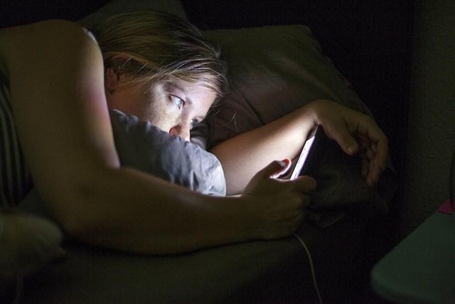 Nghiên cứu mới: Chế độ ban đêm trên điện thoại của bạn hóa ra khiến bạn khó ngủ hơn - Ảnh 3.