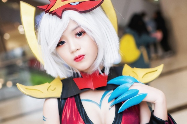 Mặc kệ trời lạnh 18 độ C, streamer 2k2 – Lynh Elise vẫn quyết tâm hở hang để cosplay Elise Huyết Nguyệt - Ảnh 3.