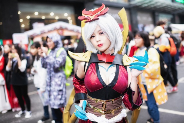 Mặc kệ trời lạnh 18 độ C, streamer 2k2 – Lynh Elise vẫn quyết tâm hở hang để cosplay Elise Huyết Nguyệt - Ảnh 5.