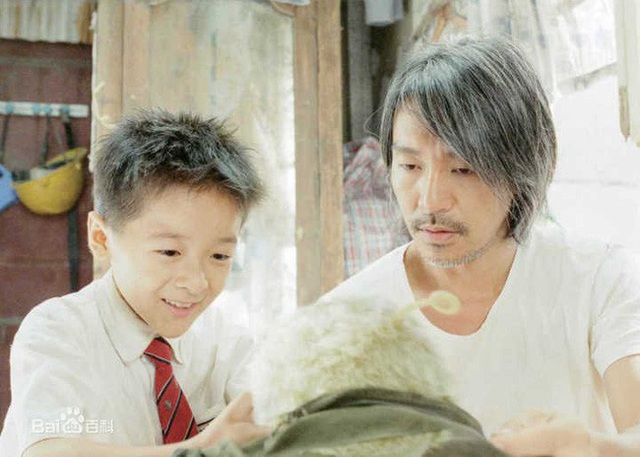 Sau 13 năm, con trai Châu Tinh Trì đã thành thiếu nữ xinh đẹp với nụ cười tỏa nắng - Ảnh 1.