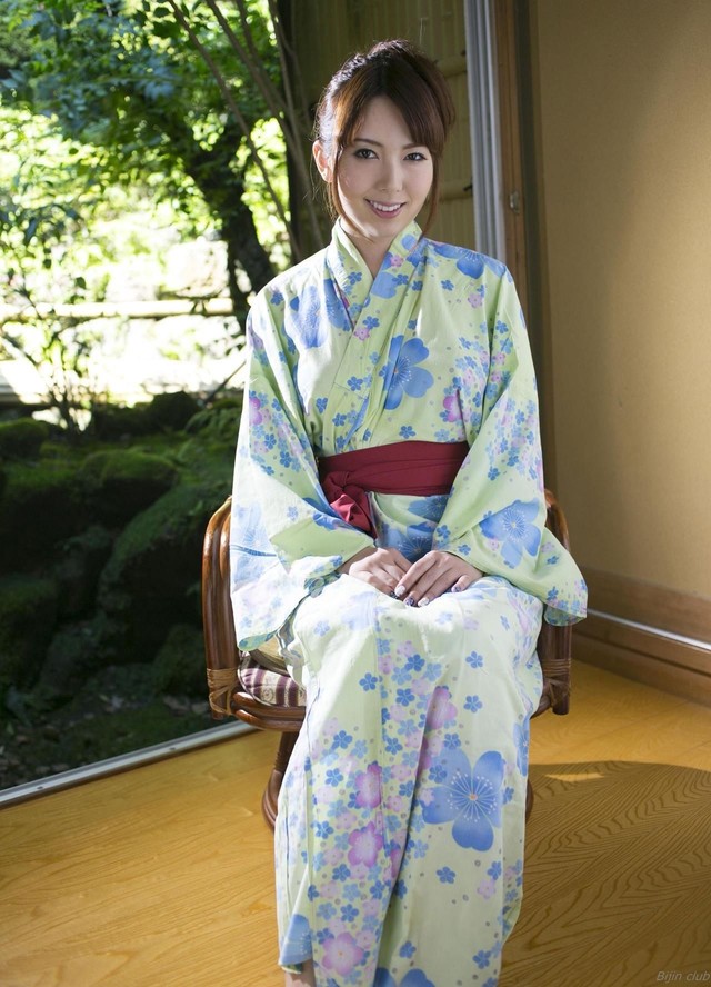 Mãn nhãn với loạt ảnh các nữ thần phim người lớn Nhật Bản trong trang phục truyền thống ngày cuối năm - Ảnh 5.