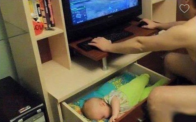 [Vui] Đây là cách các ông bố game thủ chăm con trong lúc vợ vắng nhà - Ảnh 1.