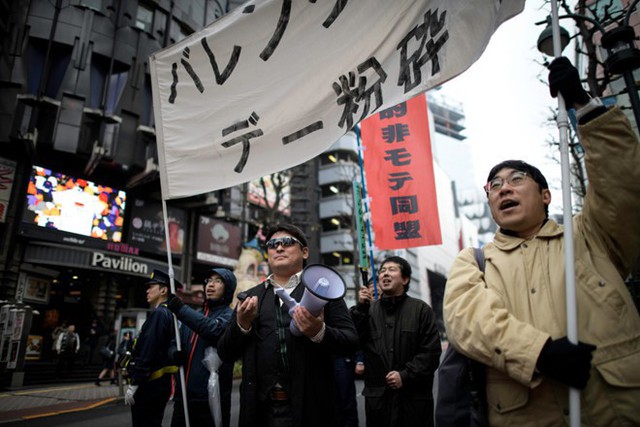 Đến hẹn lại lên, các thanh niên Nhật ế lâu năm ra đường biểu tình đòi hủy ngày Valentine - Ảnh 1.