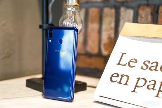Cận cảnh Galaxy M20 tại Việt Nam: Smartphone có màn hình giọt nước đầu tiên của Samsung, pin khủng lên đến 5.000 mAh - Ảnh 4.