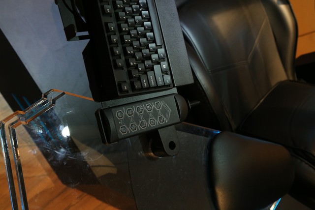 Cận cảnh chiếc ghế gaming trị giá trăm triệu của đại gia Hà Thành, trông như bê ra từ phim viễn tưởng - Ảnh 11.