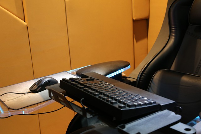 Cận cảnh chiếc ghế gaming trị giá trăm triệu của đại gia Hà Thành, trông như bê ra từ phim viễn tưởng - Ảnh 10.