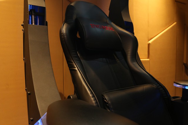 Cận cảnh chiếc ghế gaming trị giá trăm triệu của đại gia Hà Thành, trông như bê ra từ phim viễn tưởng - Ảnh 7.