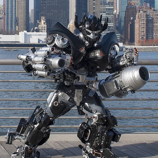Mãn nhãn với bộ sưu tập robot Transformers được chế biến từ phế liệu cũ - Ảnh 7.