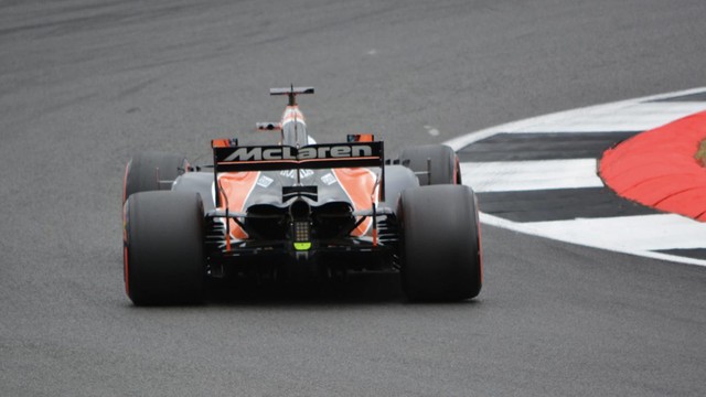 Chơi lớn như McLaren, đào tạo tuyển thủ F1 eSports trở thành tay đua ngoài đời thực - Ảnh 1.