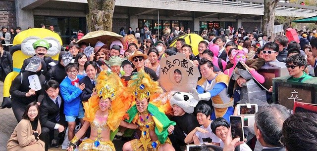 Chết cười với những bộ trang phục quái dị hết cỡ của sinh viên Nhật Bản trong ngày tốt nghiệp - Ảnh 16.